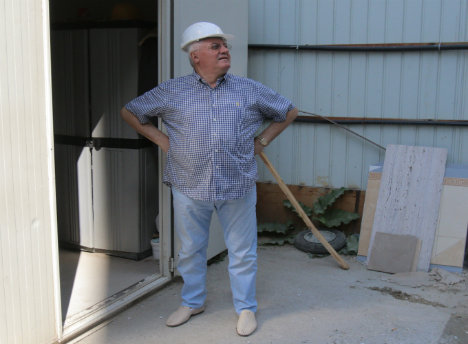 Dumitru Dragomir se uita mandru la blocul pe care l-a construit