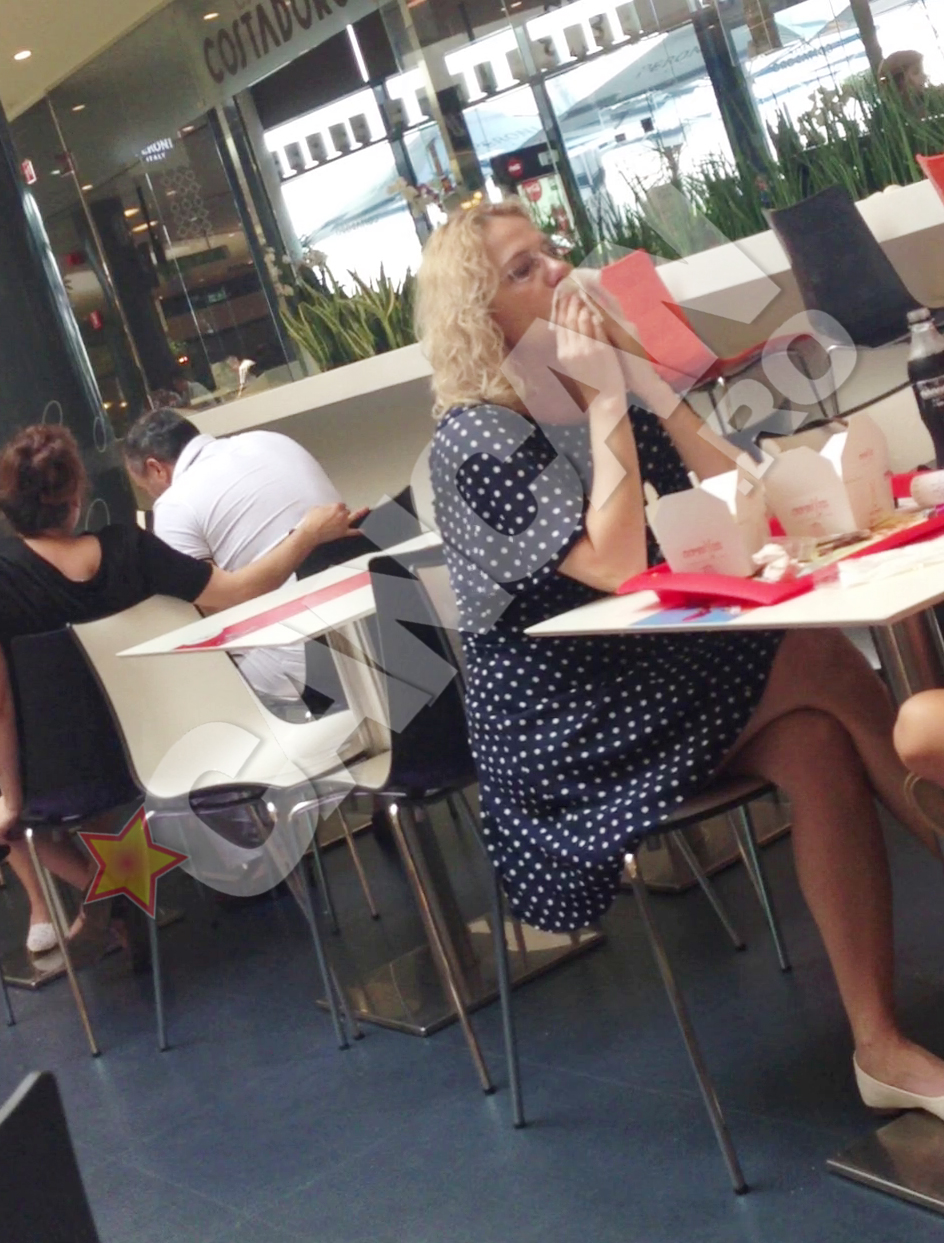 Vedeta tv se sterge tacticos la gura cu servetelul