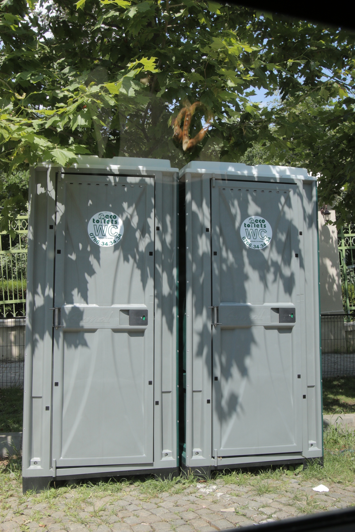 Toaleta ave aun fund fals, care era activat doa rde persoanele ponderale