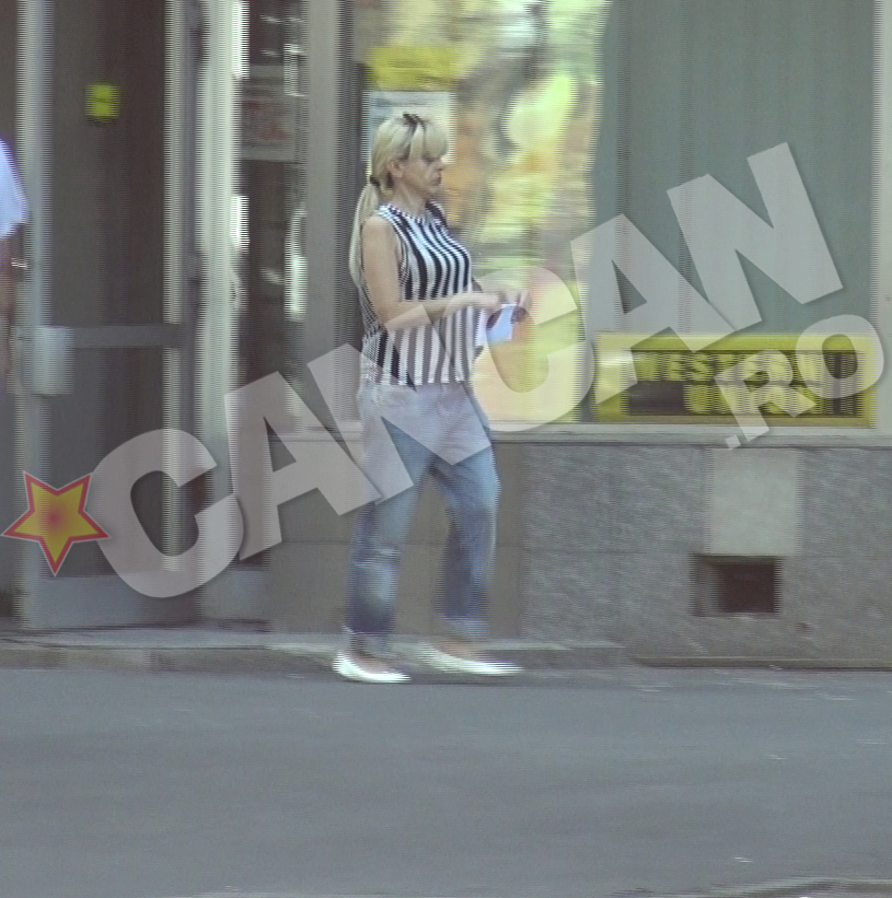 Corina Stoica iese de la posta cu plicul in mana