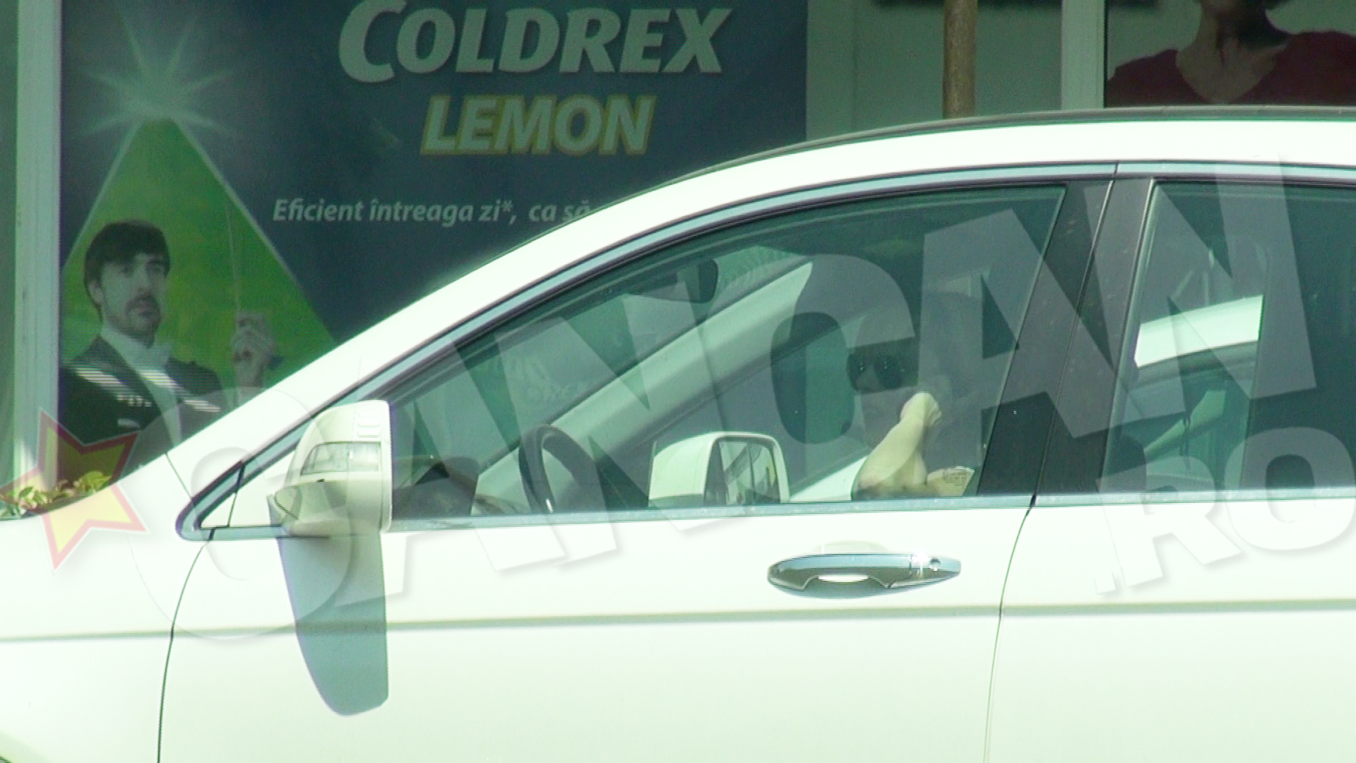 Imediat dupa ce a plecat de la posta, s-a dus la masina si a dat un telefon