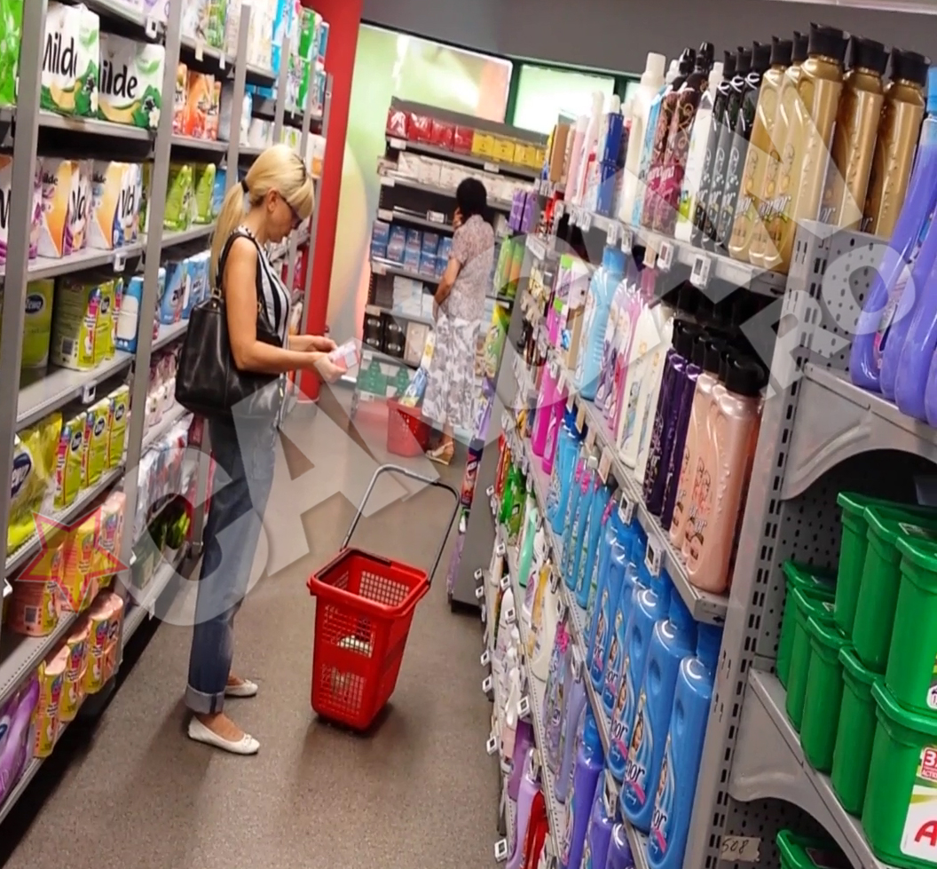 Si-a pus ochelarii ca sa vada mai bine scrisul de pe eticheta