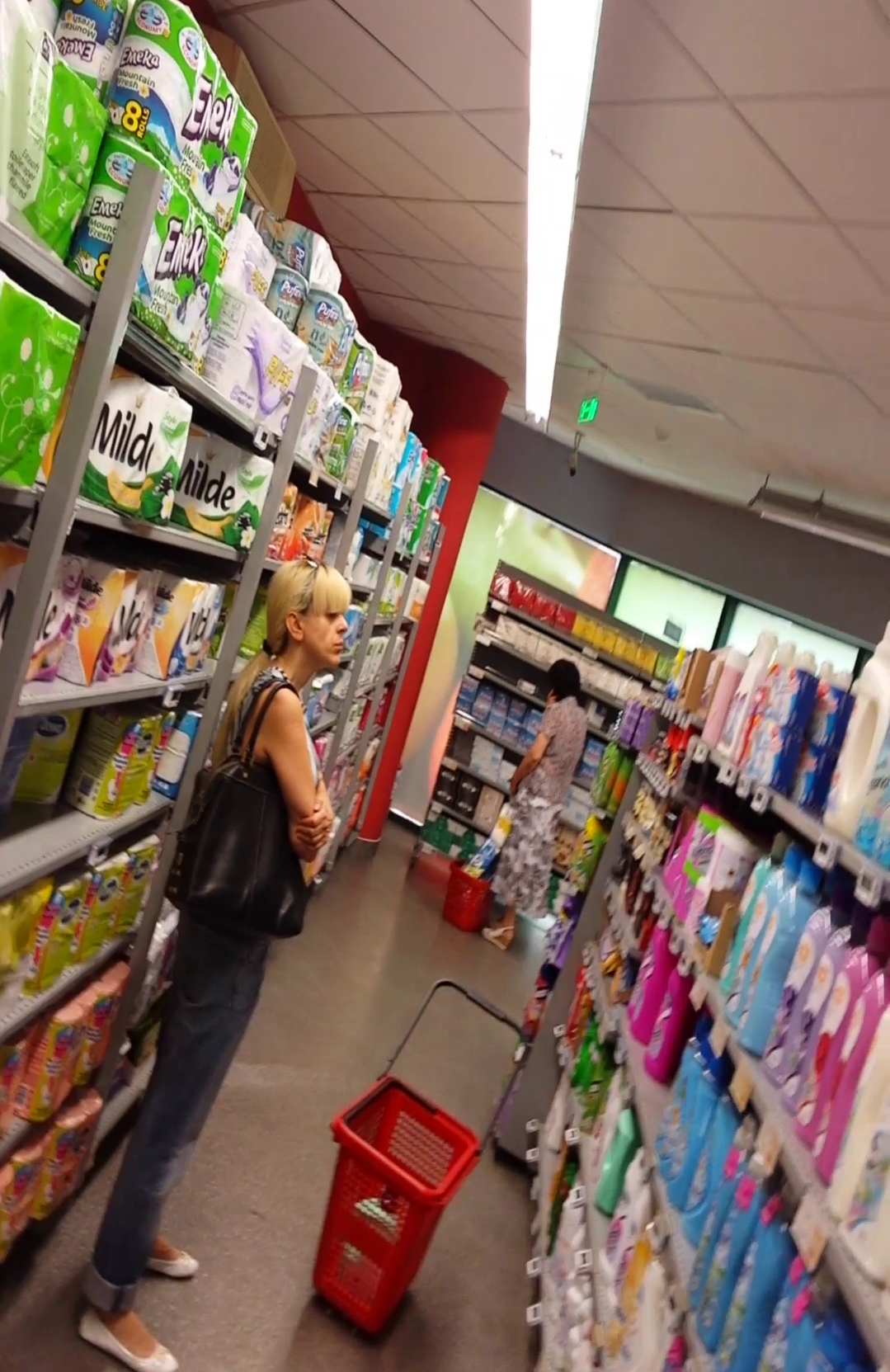 Si-a incrucisat bratele si lasa impresia ca priveste in gol