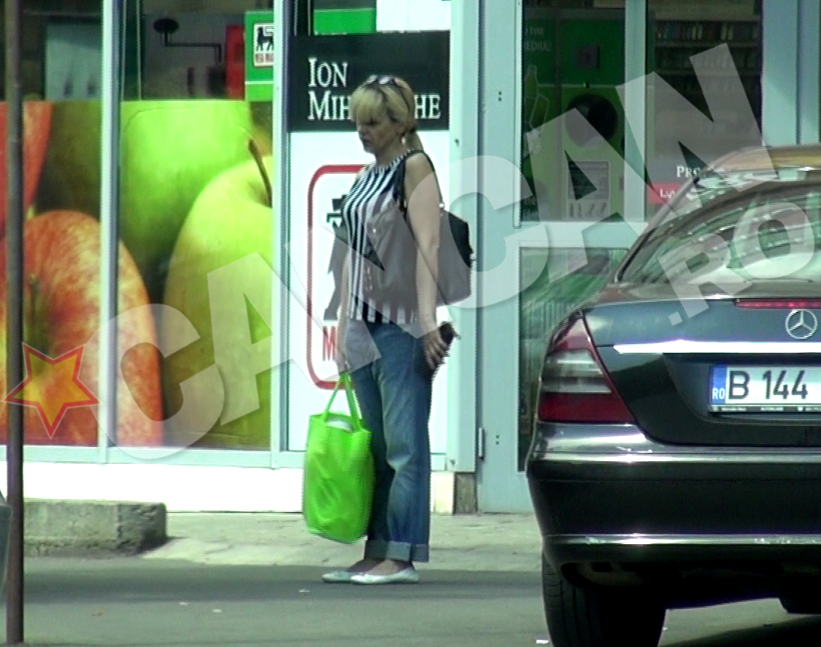 Corina Stoica s-a oprit in fata magazinului, unde a stat cateva minute, parand ingandurata si dezorientata