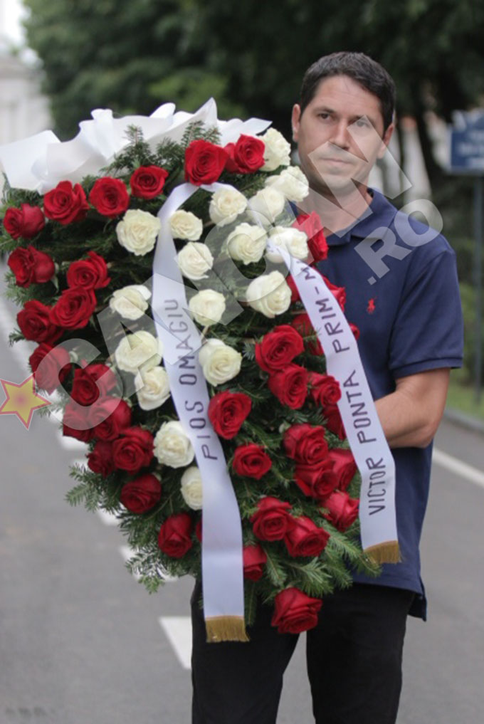 Victor Ponta a trimis la capela o coroana din trandafiri