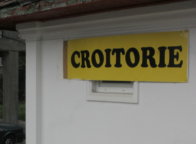 La intrarea in atelier., nea Ncu si-a pus si un mic panou care sa atraga clientii