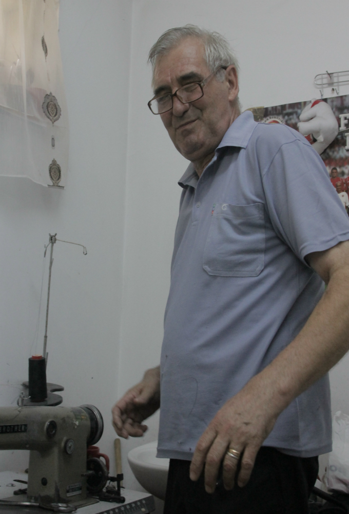Nea Nicu si masina de cusut la care lucreaza de peste doua decenii