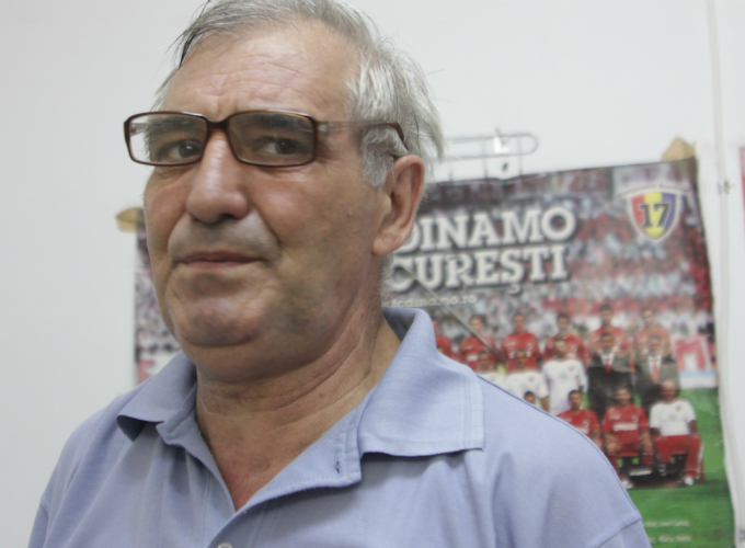 Pe peretii atelierului sunt lipite mai multe postere cu Dinamo