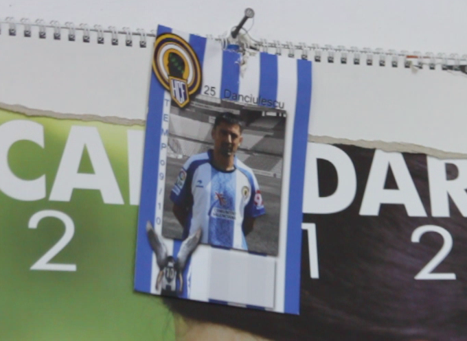 Fotografia lui Ionel Danciulescu in tricoul celor de la Hercules Alicante este lipita pe unul dintre peretii atelierului