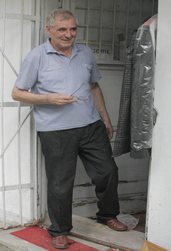 Nicolae Tirca a scos unele dintre costumele la care lucreaza in usa atelierului.