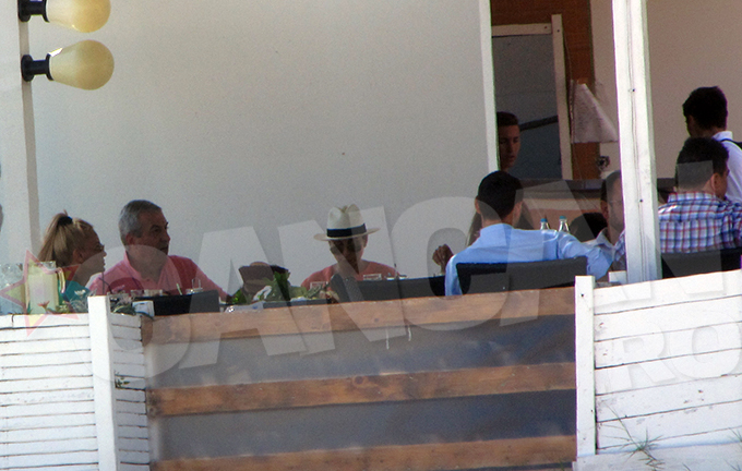 Zilele trecute, Calin Popescu Tariceanu si-a scos sotia si baiatul la un restaurant libanez, unde a luat pranzul alaturi de cativa prieteni