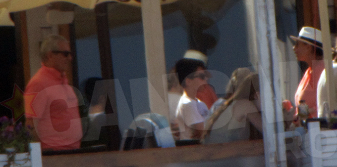 Cei doi au fost insotiti si de Mihai, baiatul politicianului din casnicia cu Ioana, care a ramas in custodia lui la divort