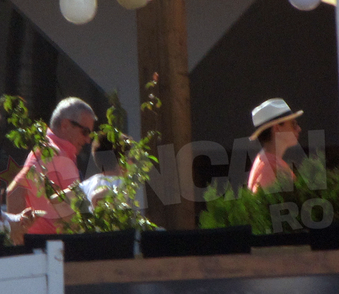 Tariceanu aeste foarte apropiat de baiatul sau, cei doi parand mai degraba doi prieteni decat tata si fiu