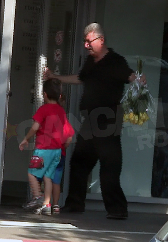 Omul de afaceri i-a cumparat sotiei un superb buchet de trandafiri galbeni