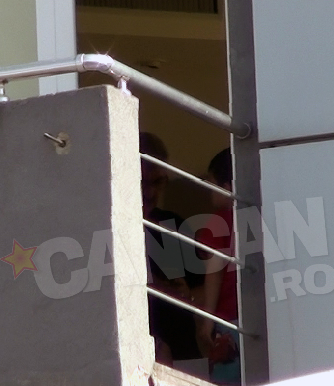 Cei doi baieti au petrecut cateva minute bune in salonul mamei lor