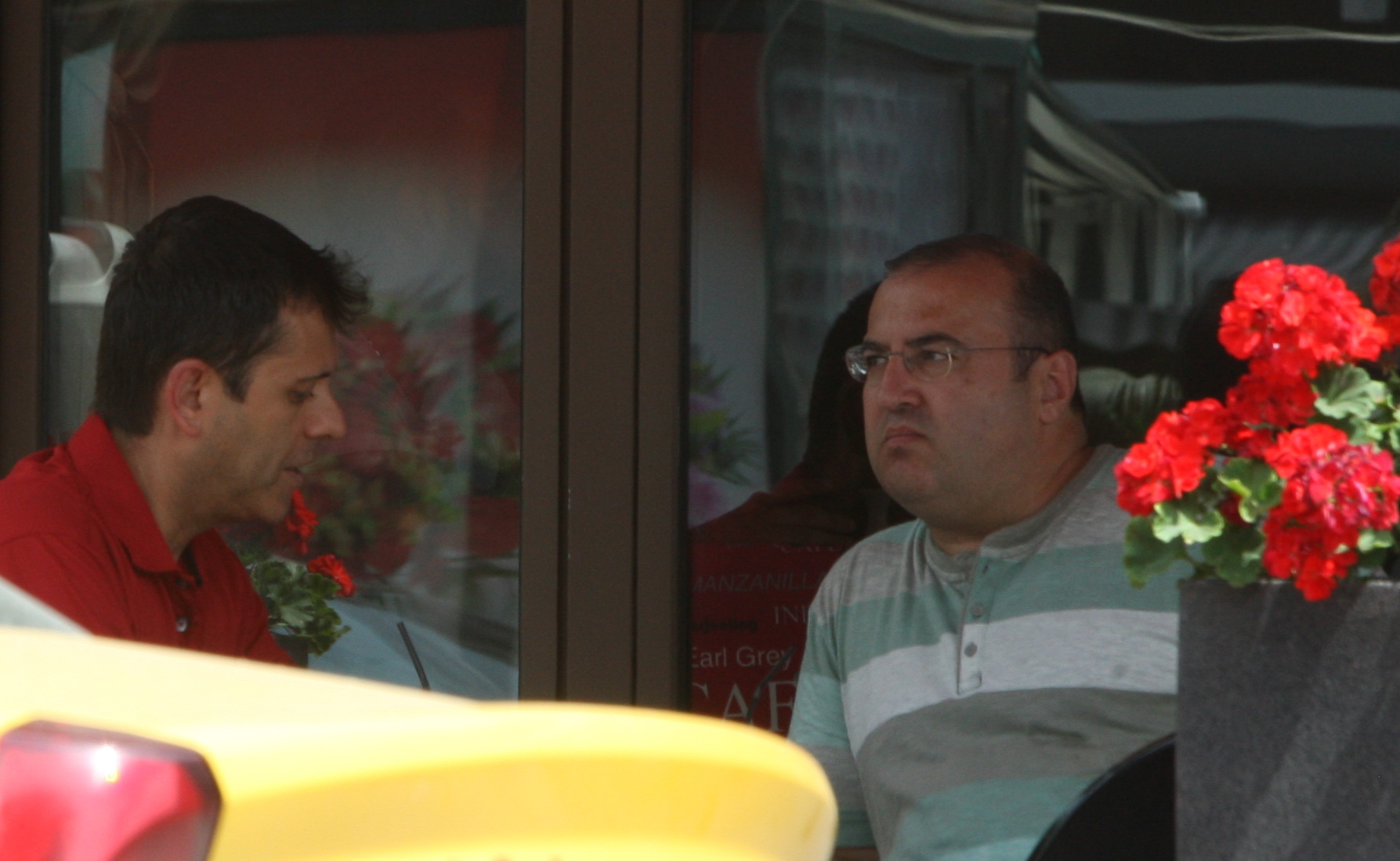 Claudiu Saftoiu incerca sa-l linisteasca pe prietenul sau care pare un pic agitat