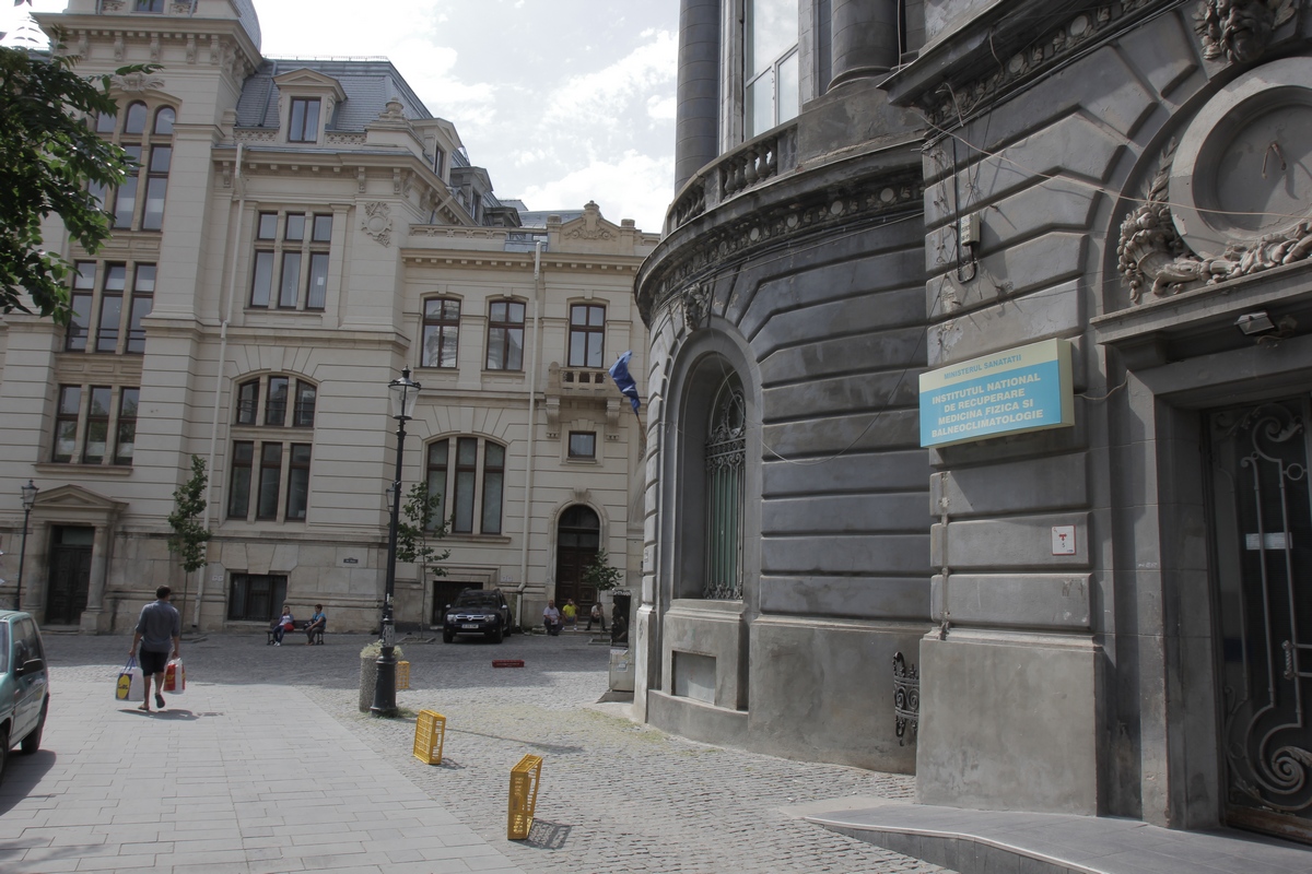 Se spuen ca in noptile de iarna inca se mai aud gemetele bolnavilor internati aici