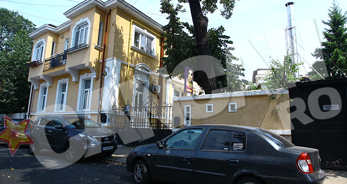 Adriana a stat cateva zeci de minute in atelier