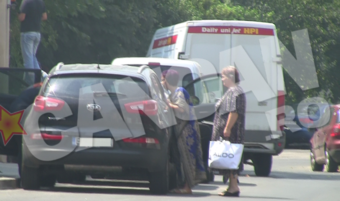 Adriana a supravegheat cu atentie transportarea bagajelor in casa