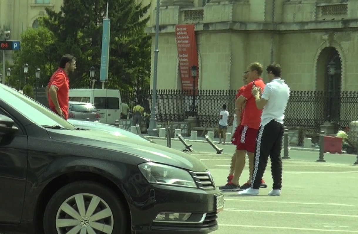 Jucatorii au fost fascinati de masina din parcare