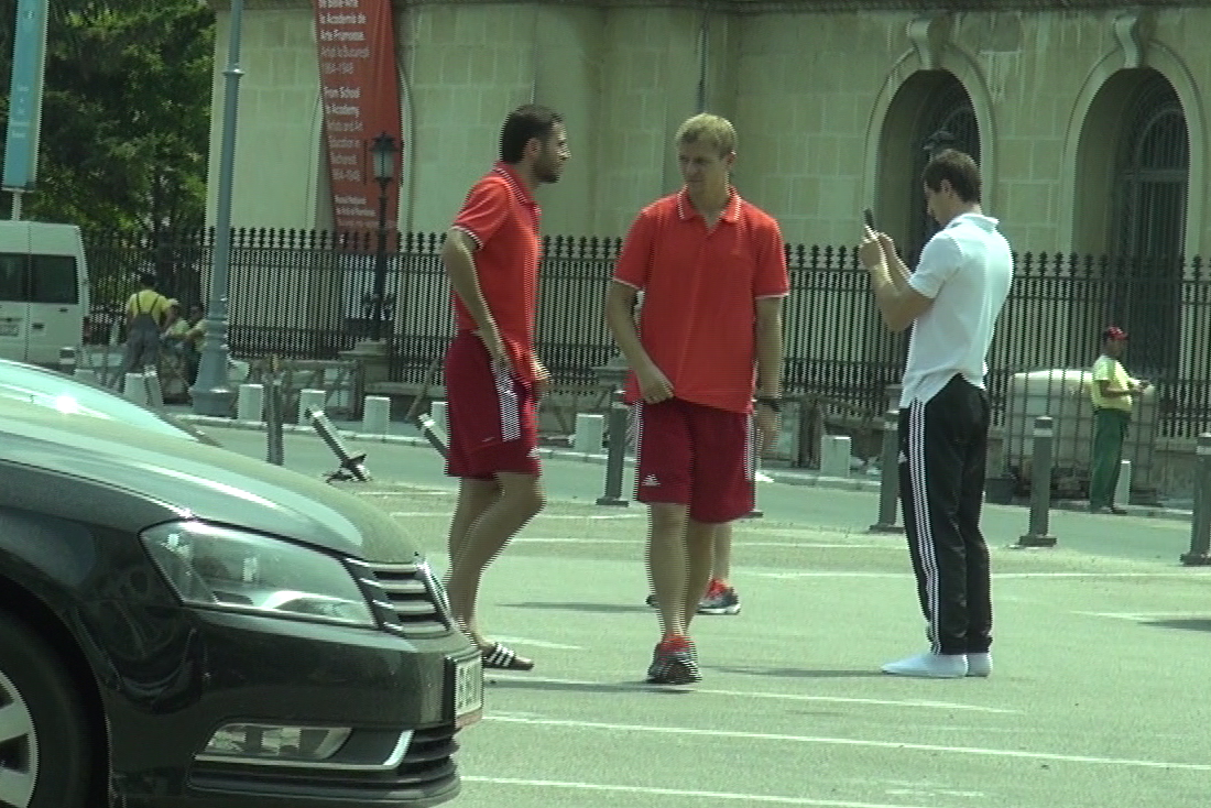 Jucatorii si-au facut mai multe poze cu bolidul din parcare