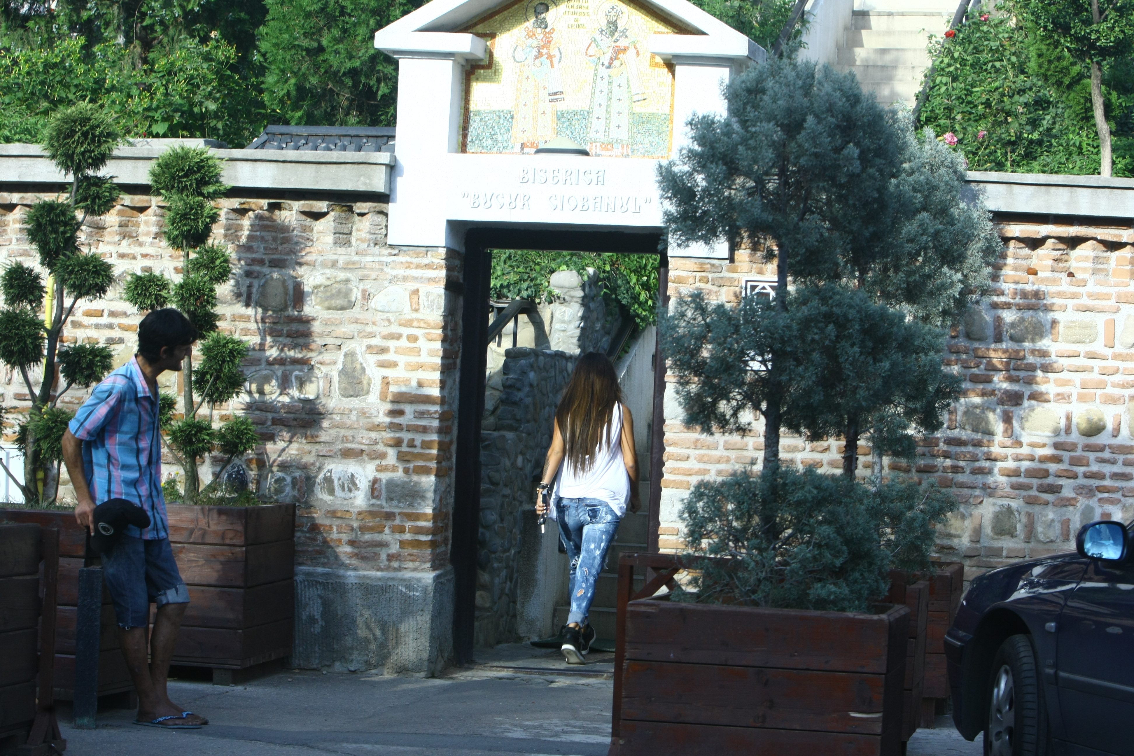 Vancea s-a dus la biserica la amiaza, iar un trecator s-a uitat lung dupa ea