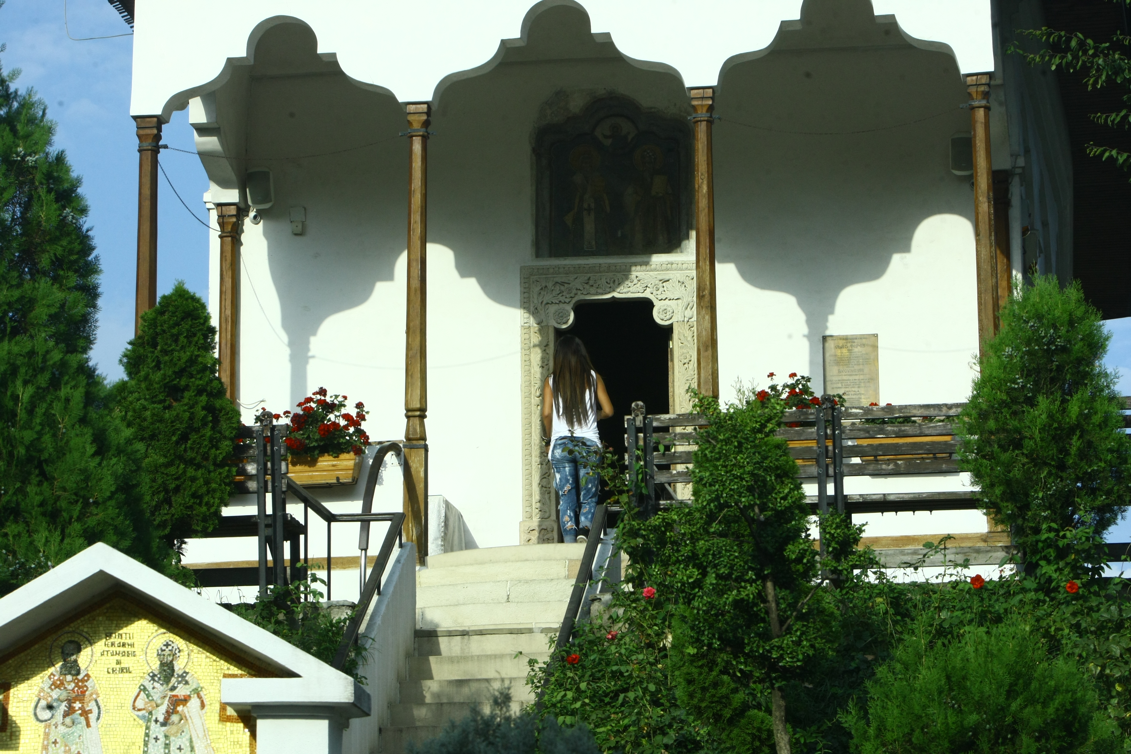 Ajunsa la intrarea in biserica, Roxana s-a inchinat si si-a dat ochelarii de soare jos