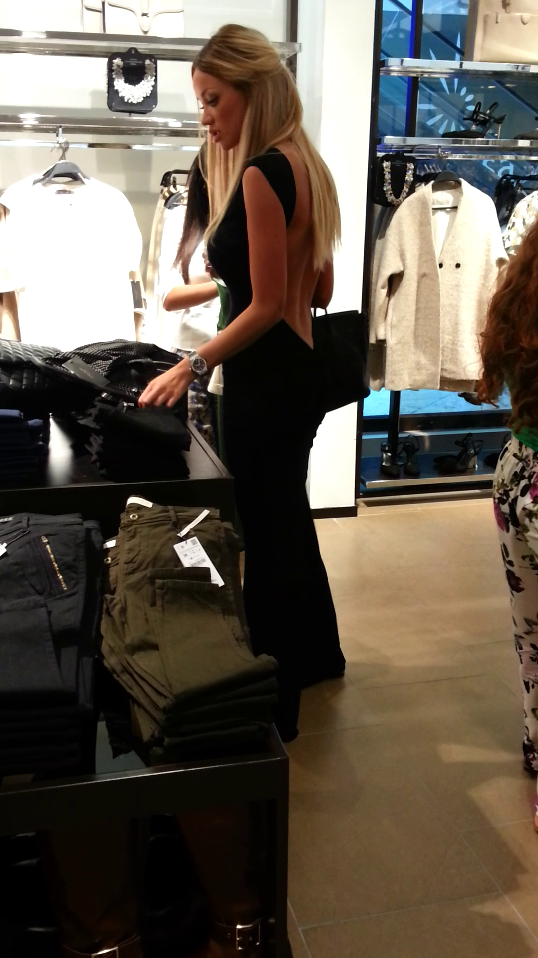 Bianca s-a uitat numai la pantaloni, cand a intrat in magazin