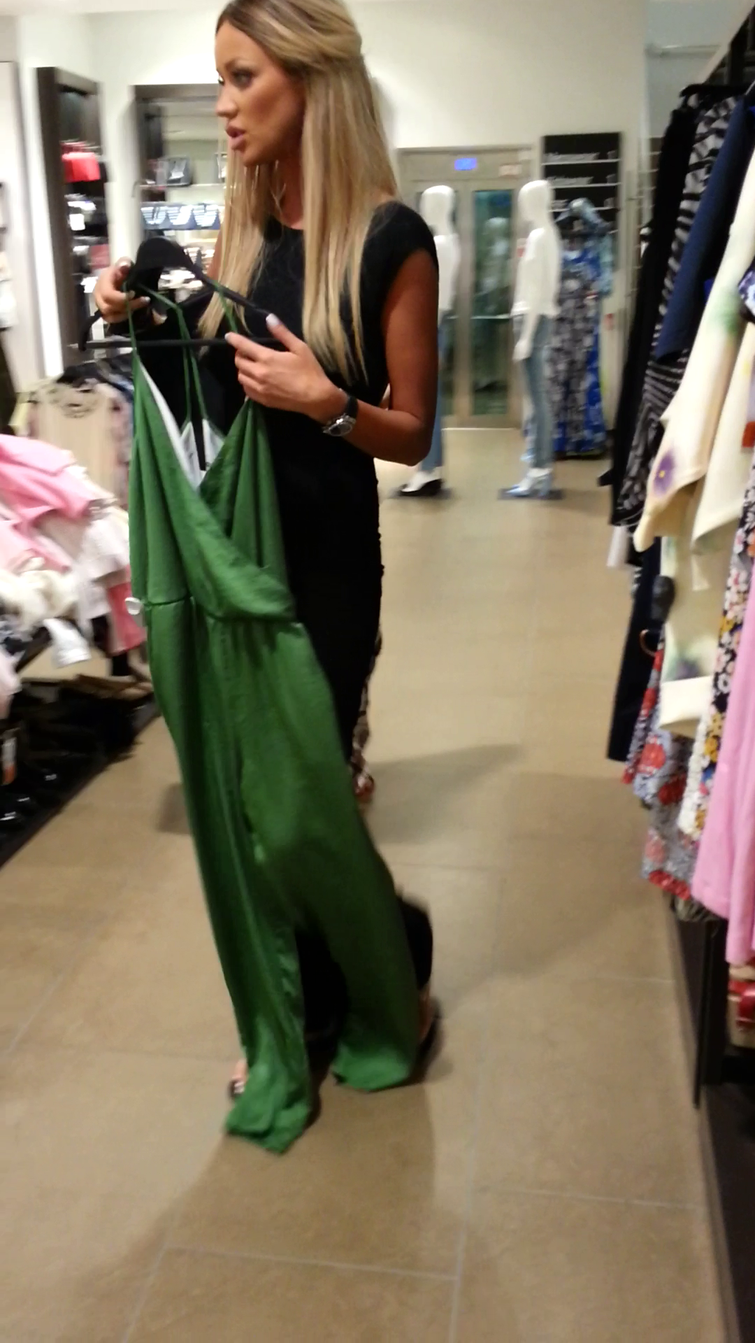 Bianca si-a ales o pereche de pantaloni si o salopeta verde