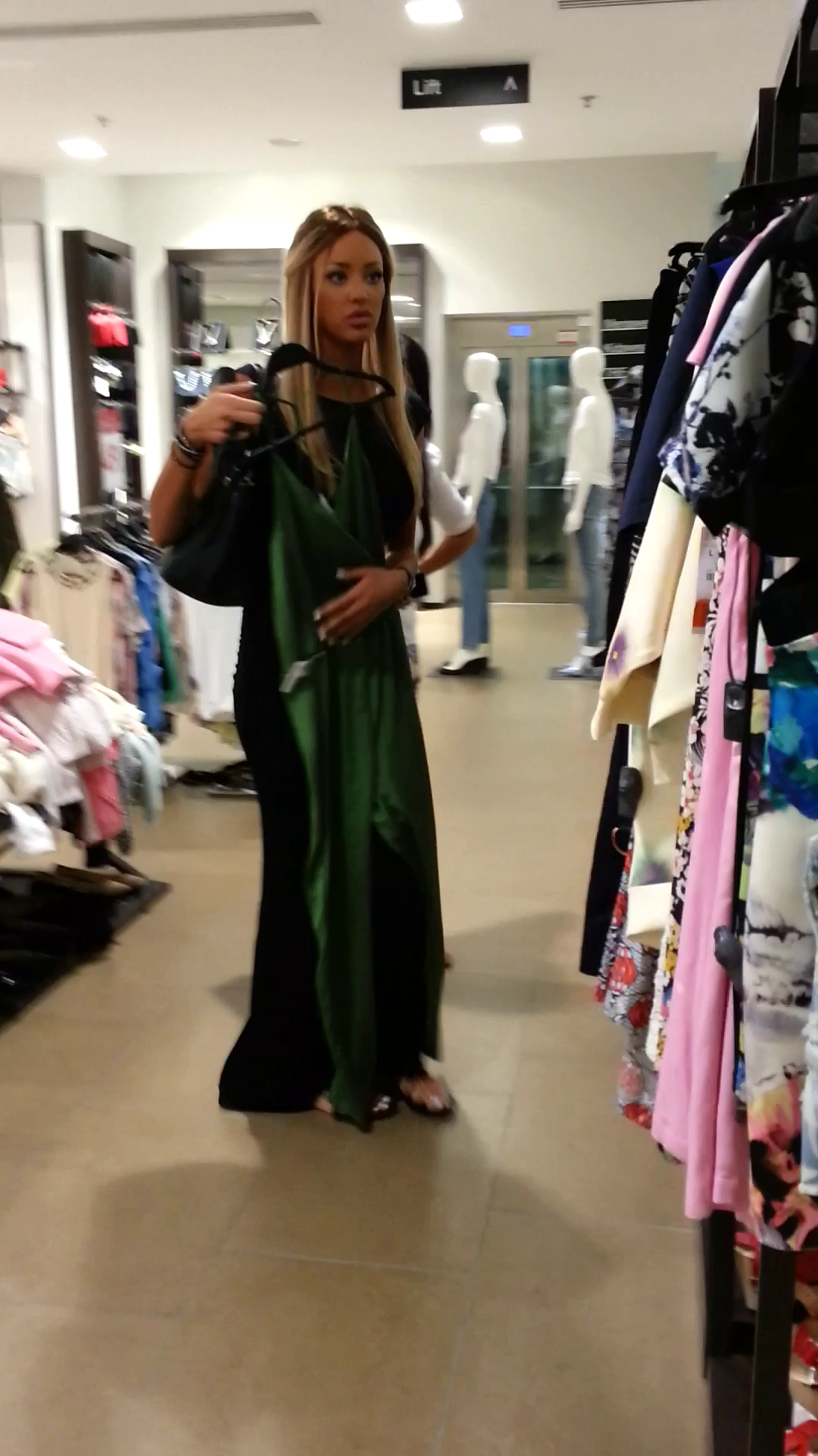 Vedeta nu s-a mai dus la cabina de proba, ci doar a pus hainele pe langa ea, in oglinda