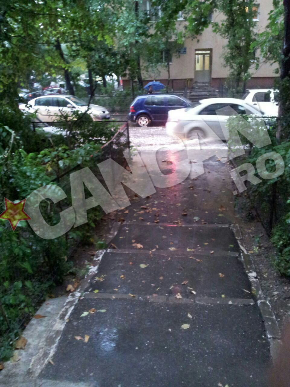 Soferii au fost nevoiti sa inainteze pe strazile pline de apa