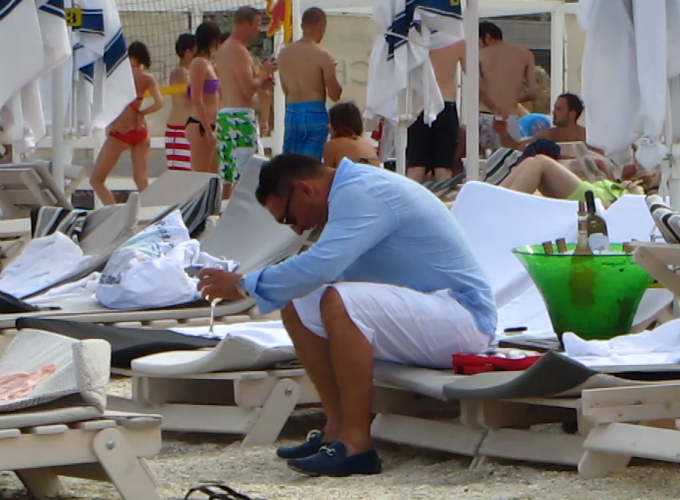 Ilie Dumitrescu a obosit si s-a asezat pe sezlong