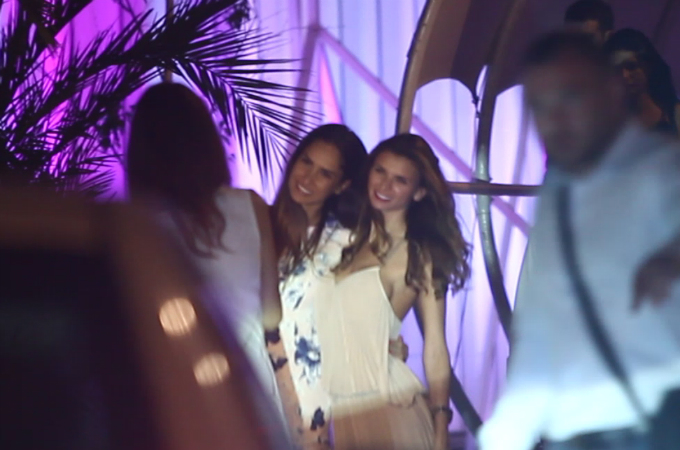 Ramona Gabor si prietenele ei si-au facut poze in fata clubului din Mamaia