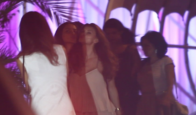 Fetele s-au pupat, semn ca dorul a fost foarte mare