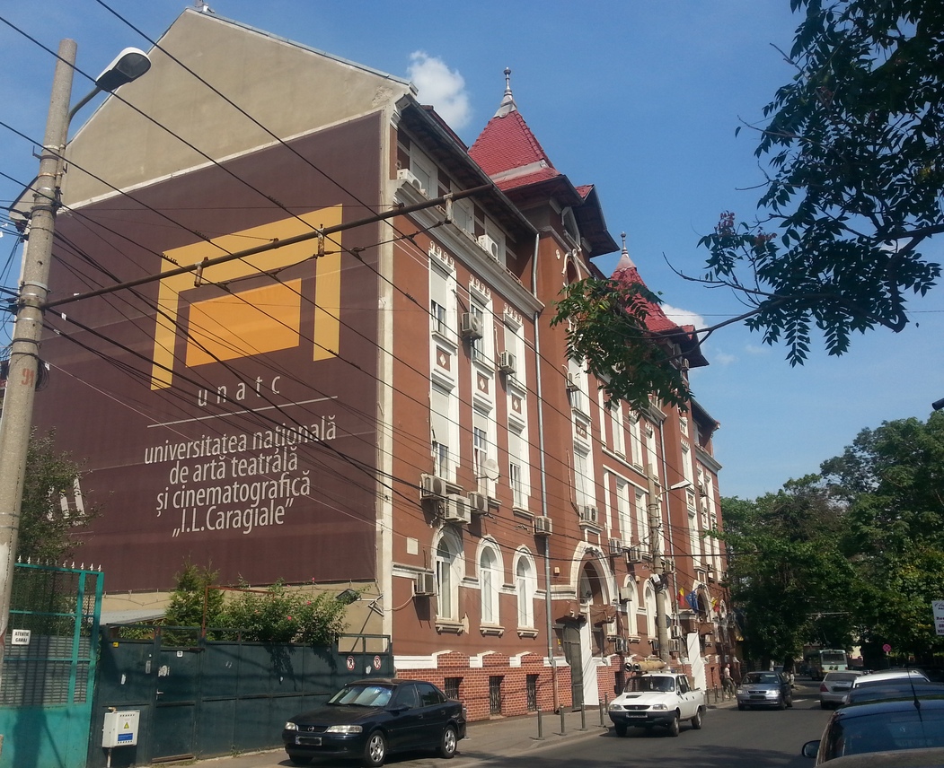 Potrivit folclorului urban stafia lui Octavian Cotescu bantuie vechiul lift al UNATC 