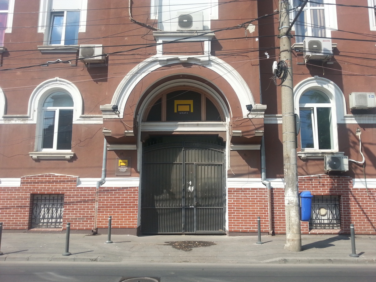 A doua fantoma este cea a unei tinere care se arata mereu in toaleta fetelor de la etajul trei