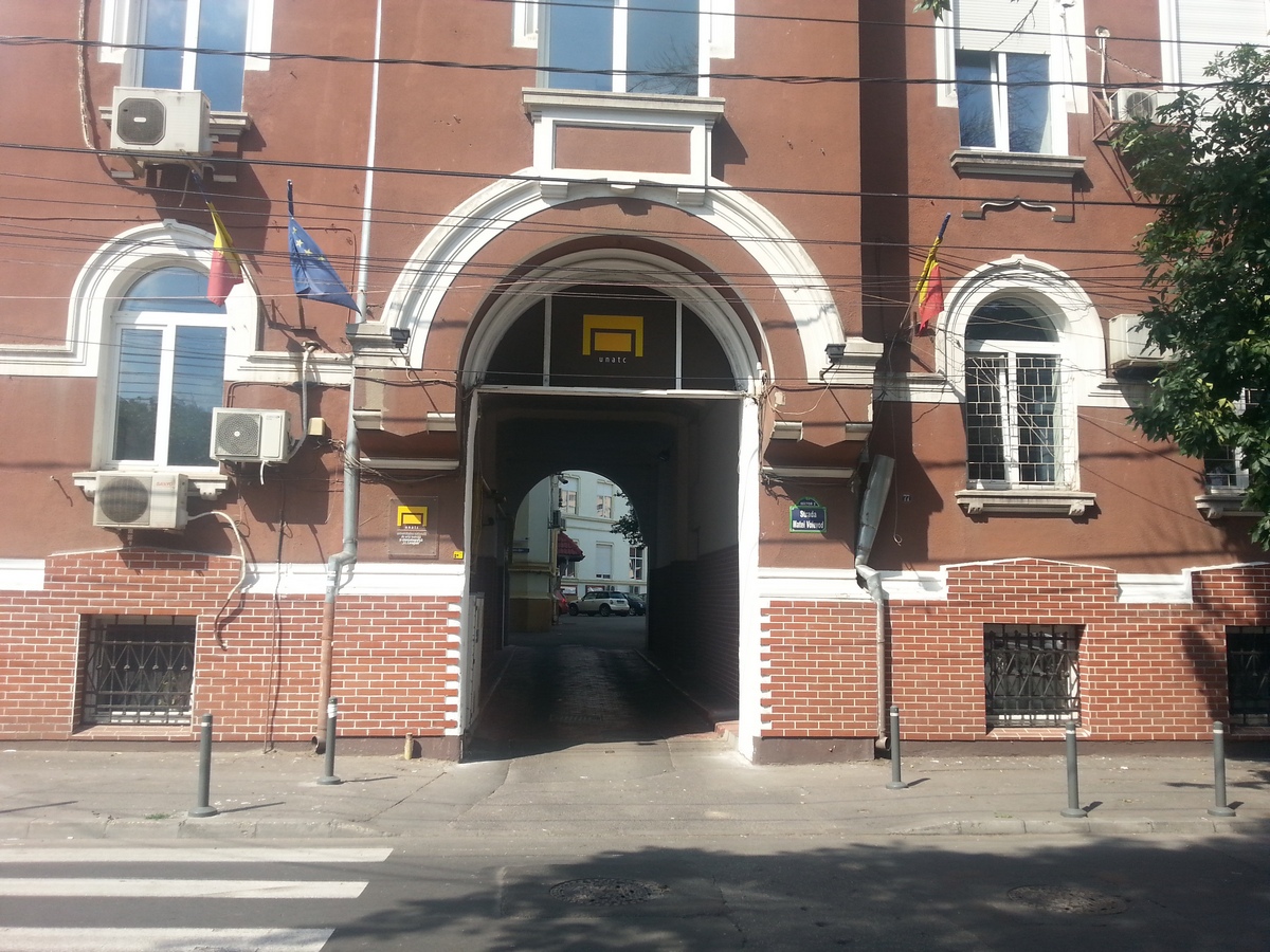 Despre tanara nu se stiu prea multe, ci doar ca este imbracata in alb