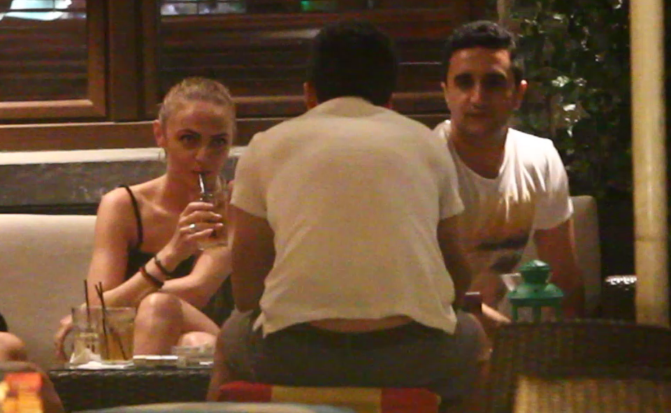 Linistit, Lucian bea un suc si pare foarte relaxat