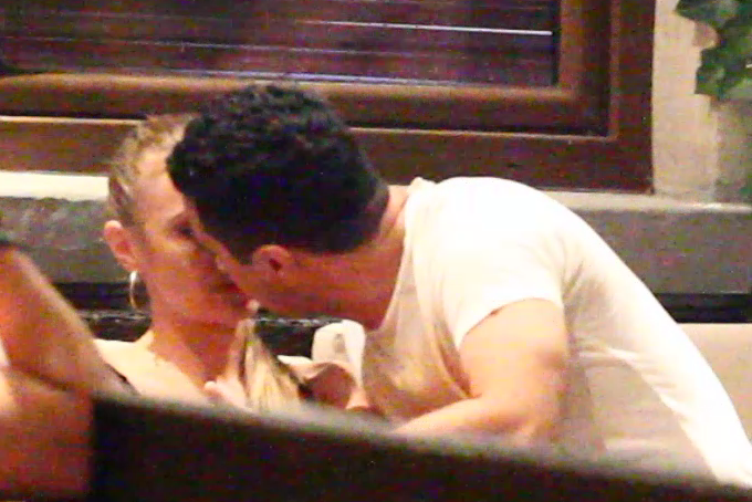 Lucian Becali se ridica si isi saruta iubita