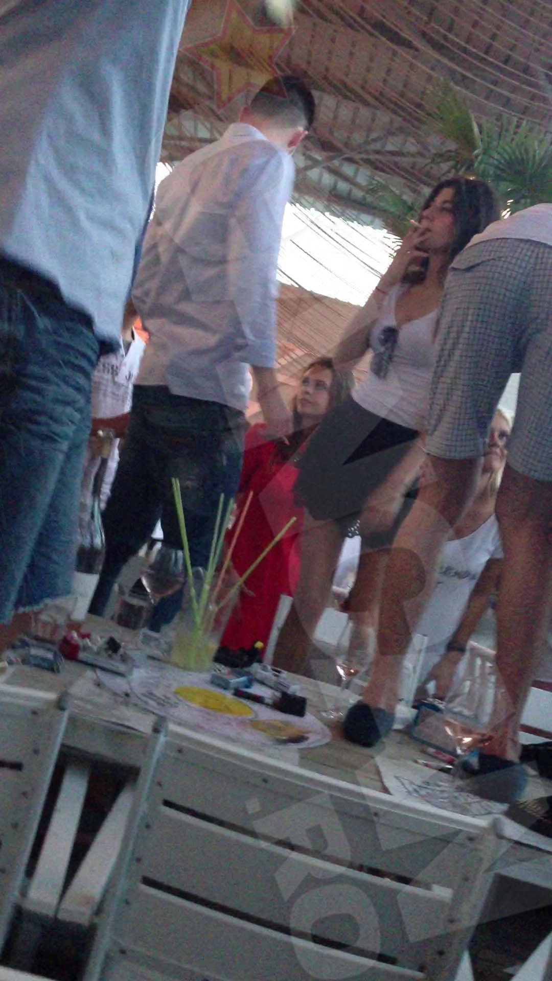 Fiica luI Mircea Geoana trage cu sete dintr-o tigara