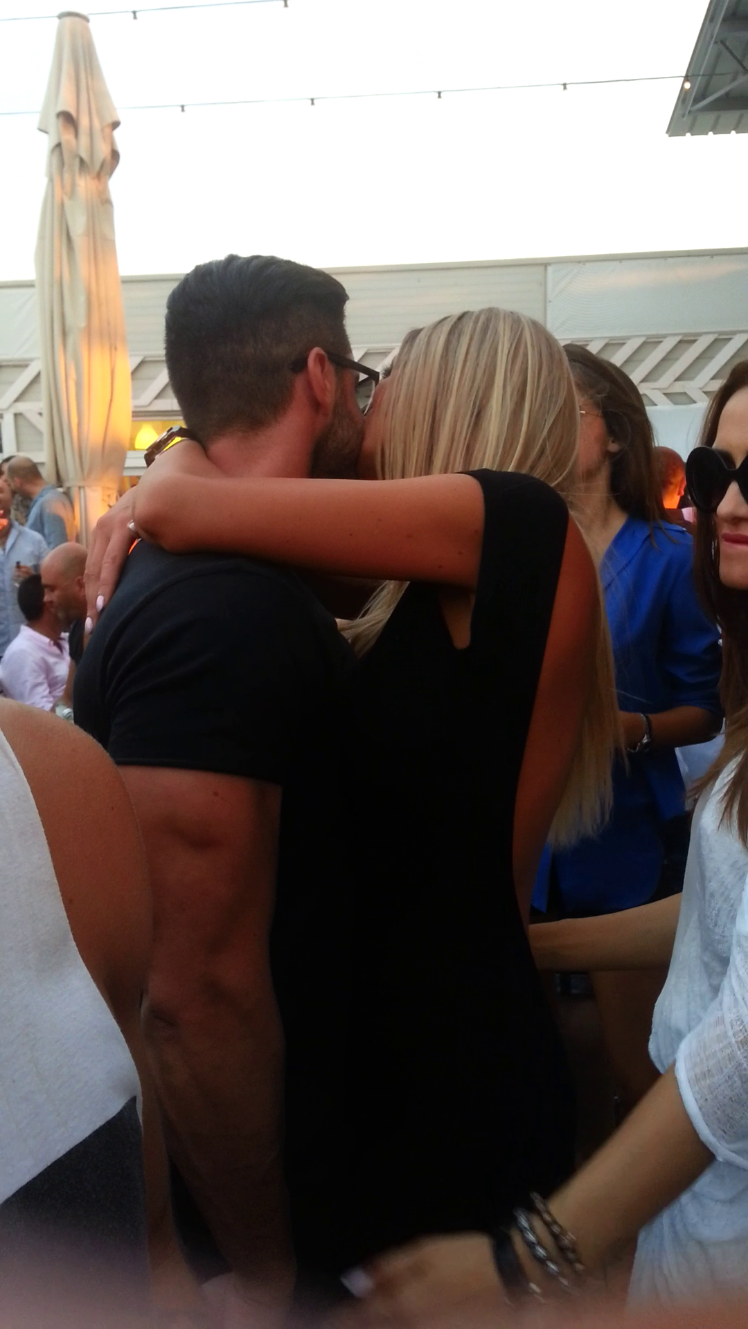 Bianca l-a pupat pe Victor pe gura, in vazul lumii