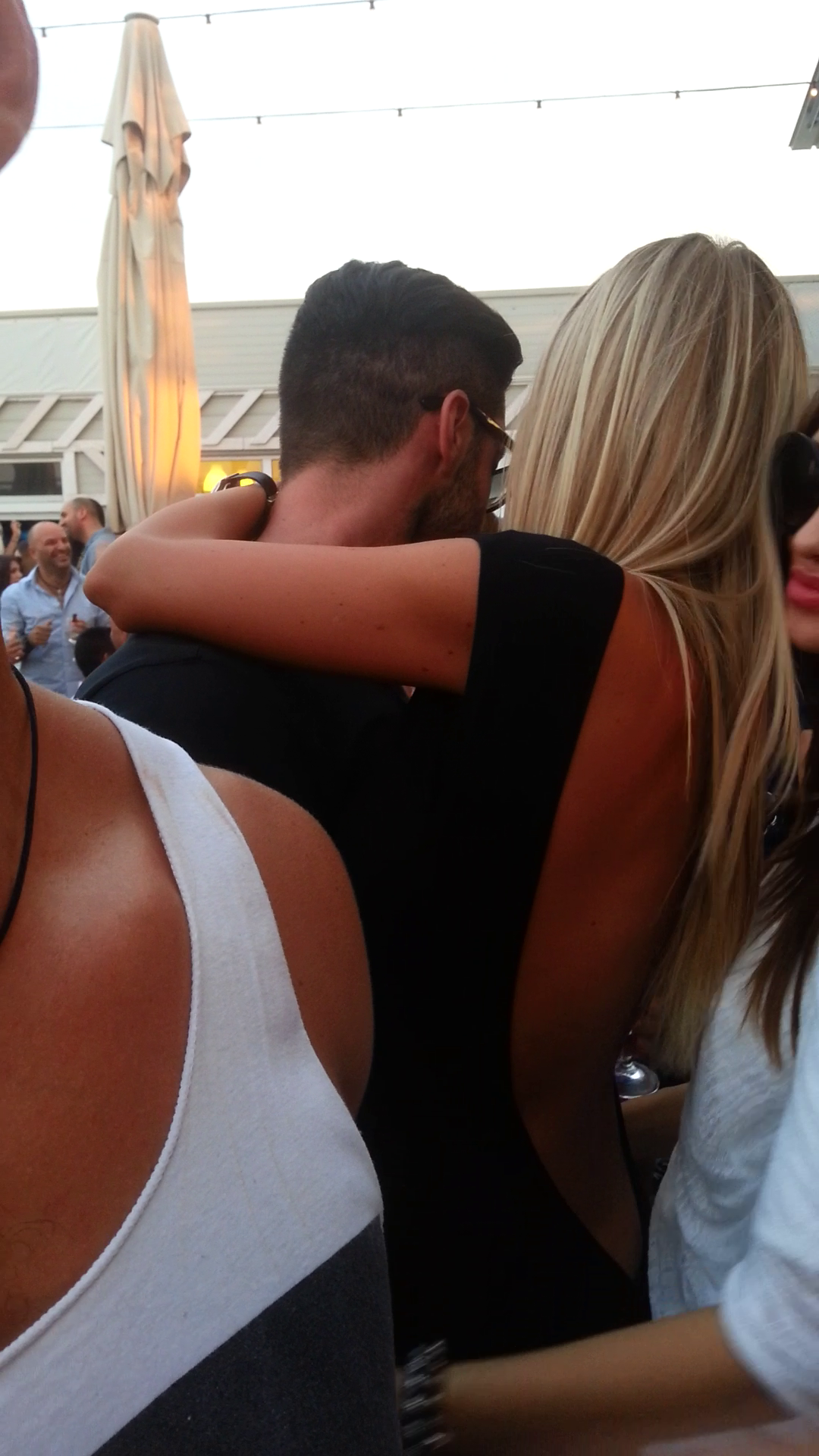 Blonda a dansat numai de gatul lui Victor