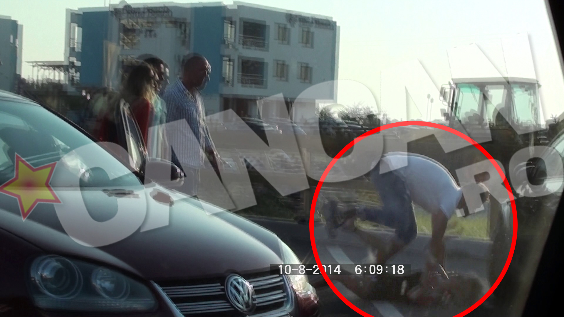 Tinerii de la care a pornit iniţial scandalul au trecut printr-un moment spectaculos, atunci când bărbatul care şi-a lovit prima dată prietena a primit o lovitură din spate şi a făcut o tumbă prin aer