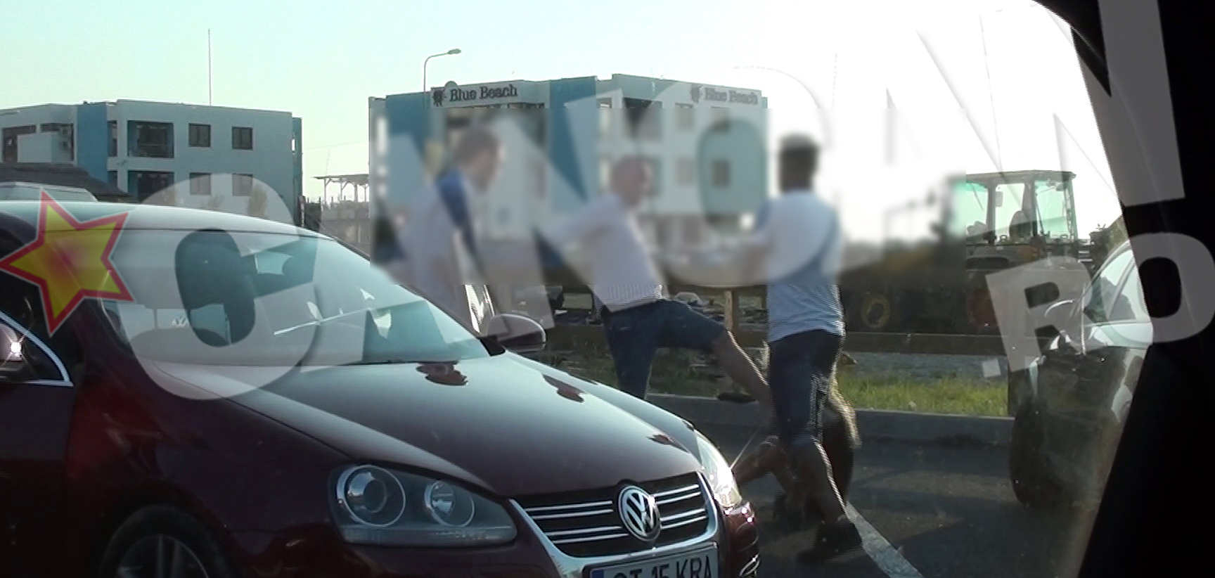 Tanara a primit un picior in plina figura