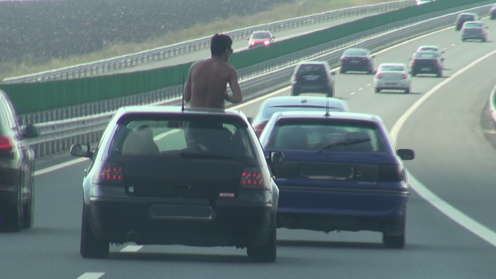 Chiar daca mergea cu o viteza mare, iar pe plafonul masinii se afla un prieten de al sau soferul s-a bagat intr-o depasire