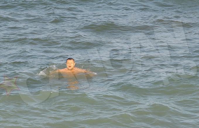Politicianul a facut baie in mare chiar si atunci cand nu a avut cine sa-l insoteasca