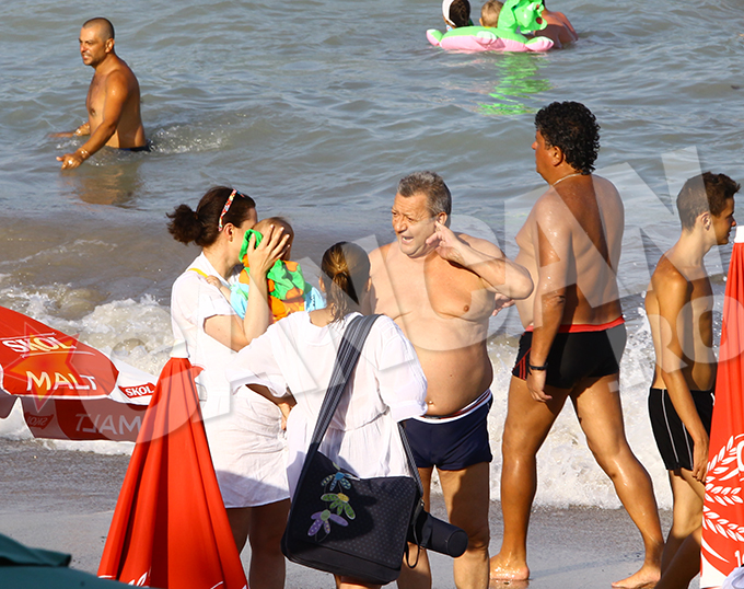 Se pare ca scufundarile in mare s-au lasat cu mici neplaceri pentru politician, care nu s-a putut abtine sa nu se scarpine in ureche