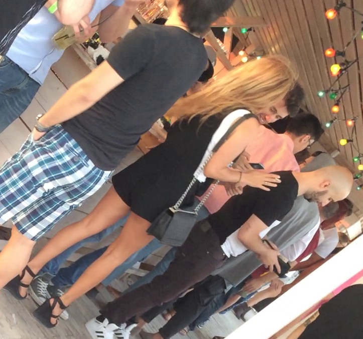 Cei doi fac schimb de numere de telefon