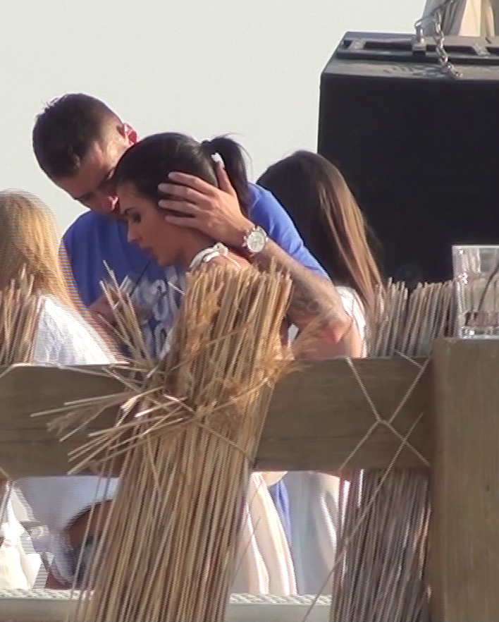 Pamfile pareau indragostiti in urma cu o saptamana