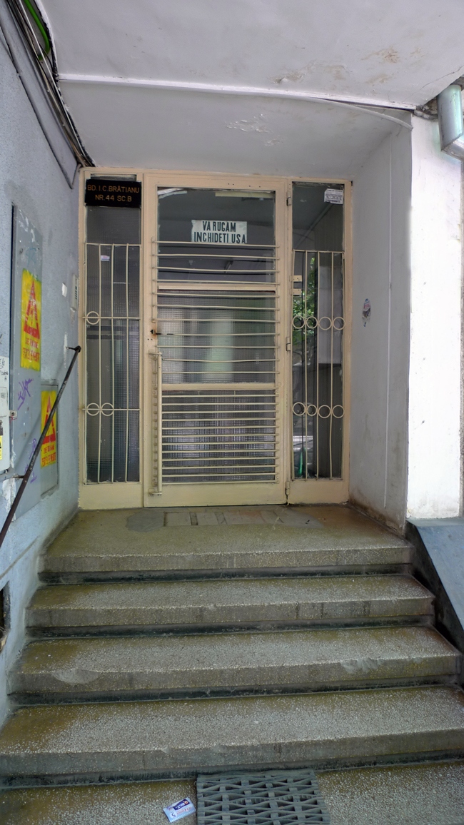 Se spune ca politistii au gasit imediat apartamentul in care ar fi trebuit sa locuiasca tanarul